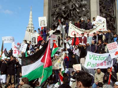 Protesters around base of Nelson's Column,  Trafalgar Square, 13th April, 2002