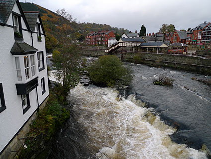 Llangollen photos, Clwyd, north Wales including pics of the River Dee bridge, shops and railway
