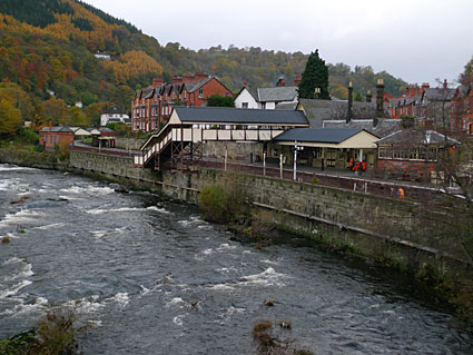 Llangollen photos, Clwyd, north Wales including pics of the River Dee bridge, shops and railway