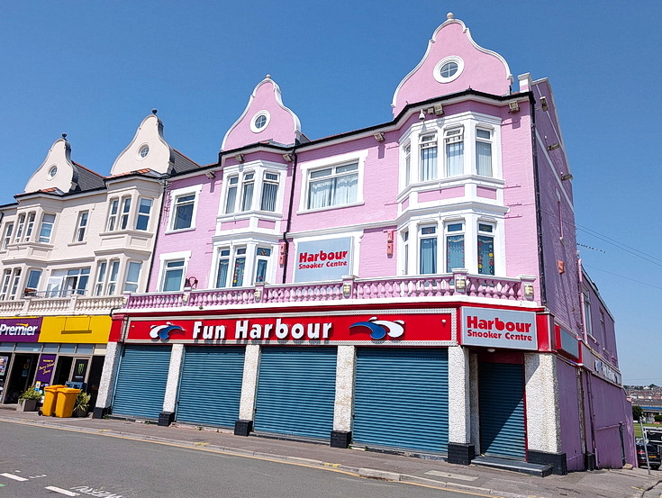 In photos: a summer afternoon in Barry Island, South Wales
