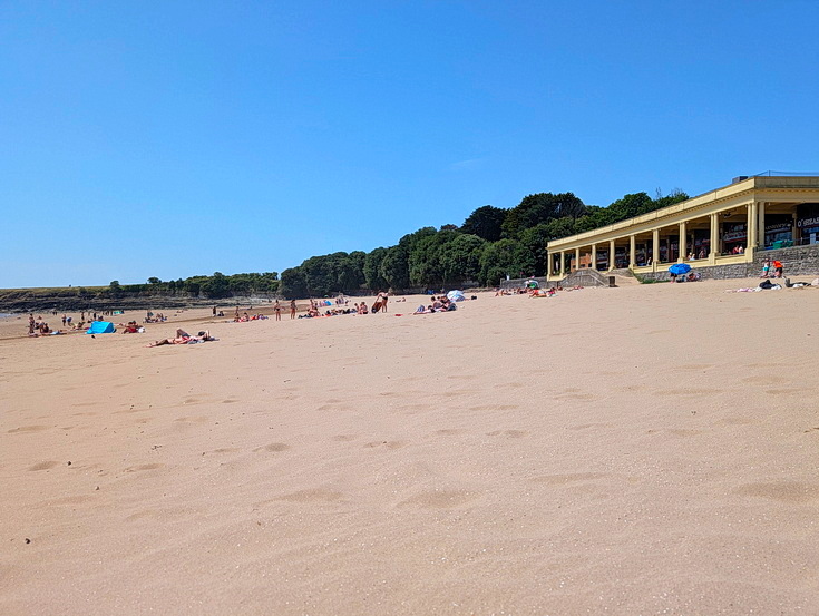 In photos: a summer afternoon in Barry Island, South Wales