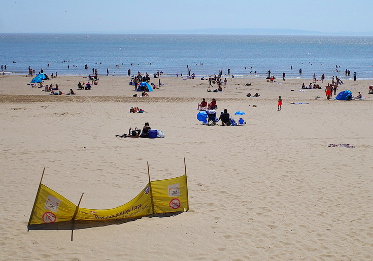 In photos: a summer afternoon in Barry Island, South Wales