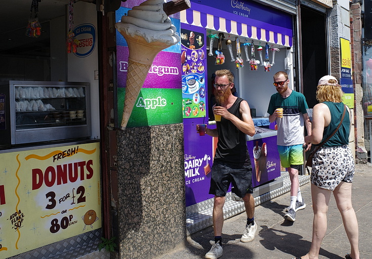 In photos: a summer afternoon in Barry Island, South Wales