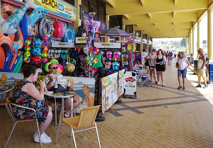 In photos: a summer afternoon in Barry Island, South Wales