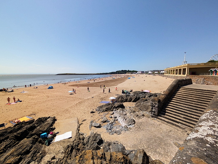In photos: a summer afternoon in Barry Island, South Wales