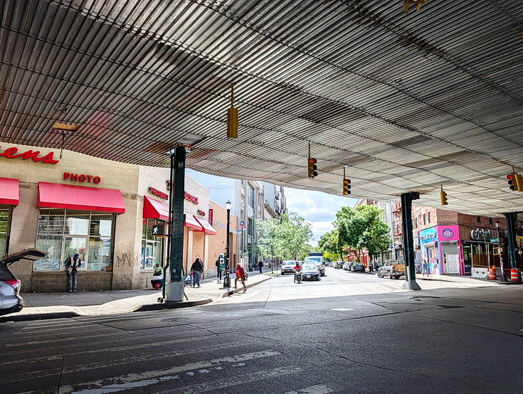 A photographic stroll under Broadway through Brooklyn, New York