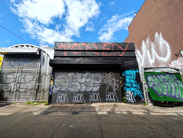 A photographic stroll under Broadway through Brooklyn, New York