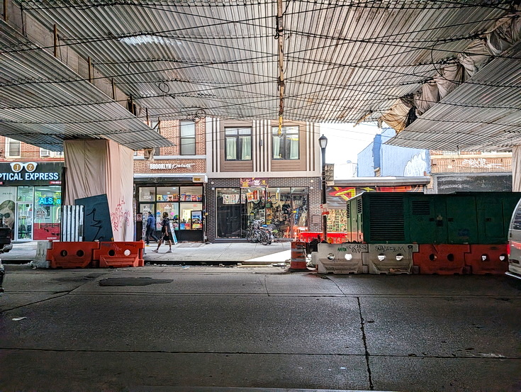 A photographic stroll under Broadway through Brooklyn, New York