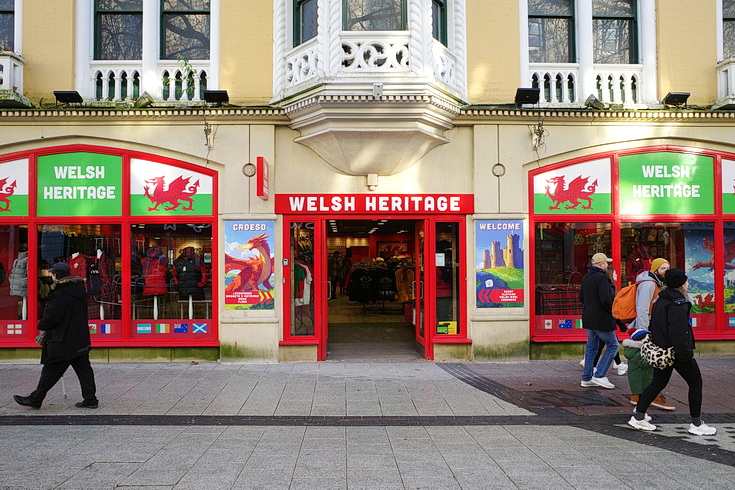 Cardiff at Christmas: 25 photos of bars, football, trains and street scenes, December 2025