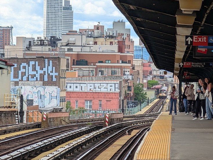 New York subway photos: rails, architecture, people and night views
