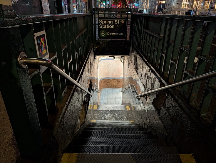 New York subway photos: rails, architecture, people and night views