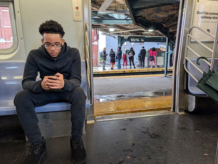 New York subway photos: rails, architecture, people and night views