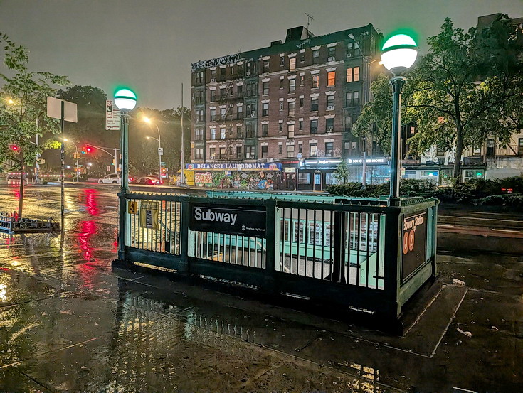 New York subway photos: rails, architecture, people and night views