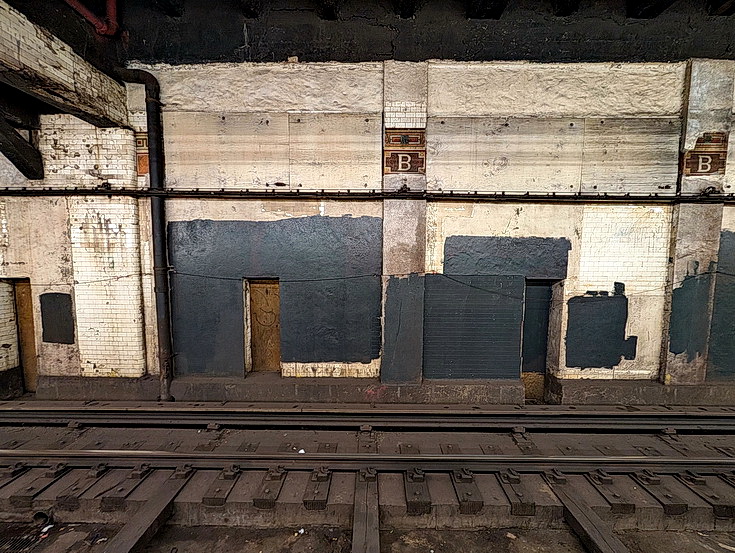 New York subway photos: rails, architecture, people and night views