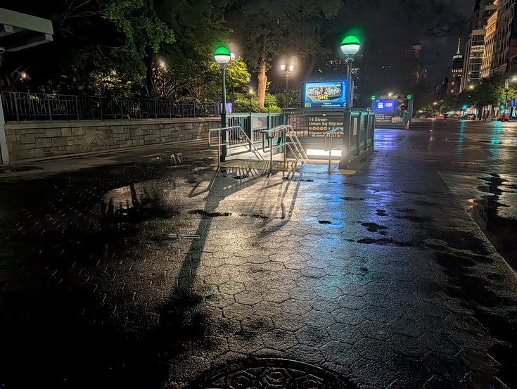 New York subway photos: rails, architecture, people and night views