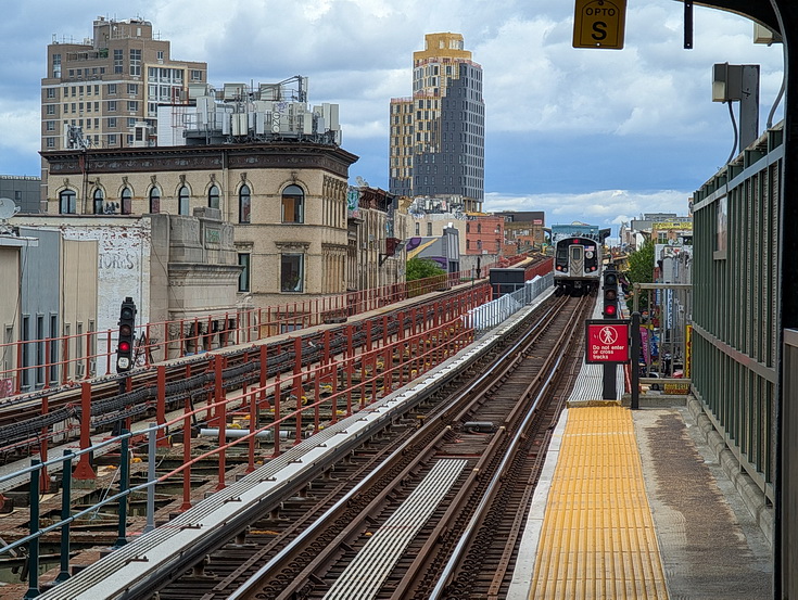 New York subway photos: rails, architecture, people and night views