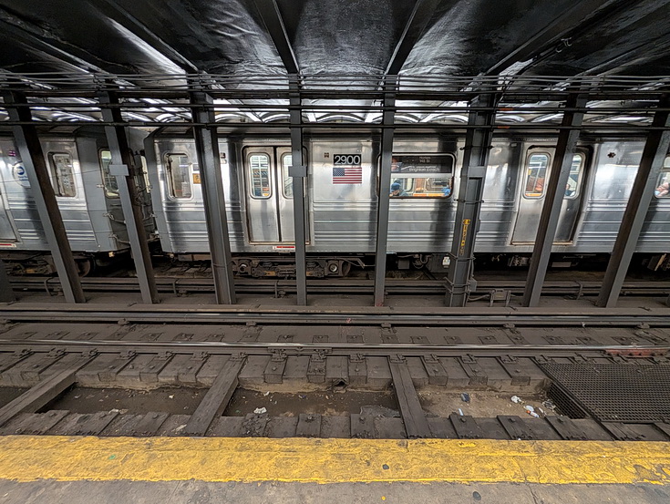 New York subway photos: rails, architecture, people and night views