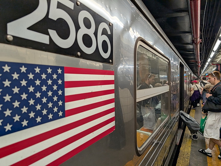 New York subway photos: rails, architecture, people and night views