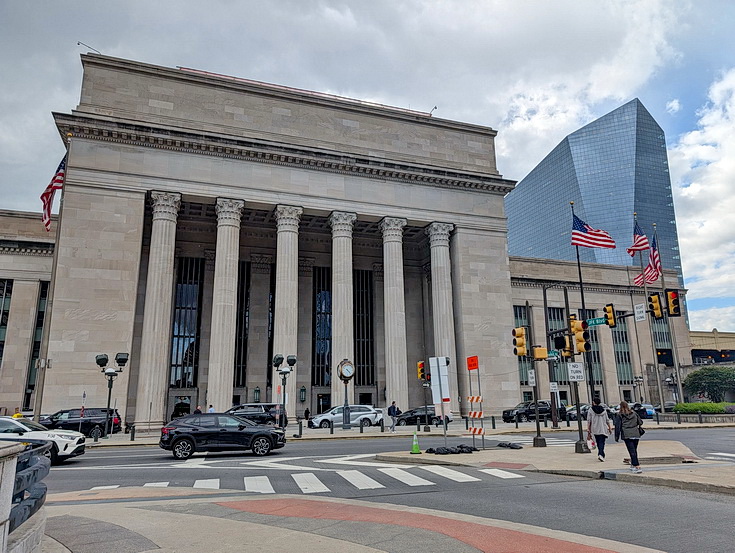 Skyscrapers, railroad stations and street scenes - a walk around Philadelphia in 32 photos
