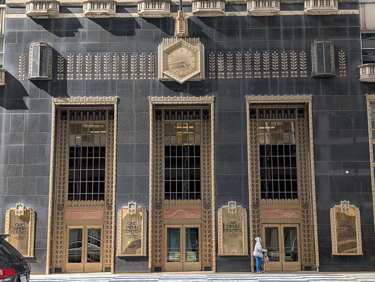 Skyscrapers, railroad stations and street scenes - a walk around Philadelphia in 32 photos