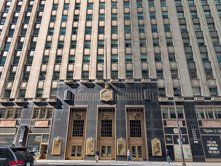 Skyscrapers, railroad stations and street scenes - a walk around Philadelphia in 32 photos