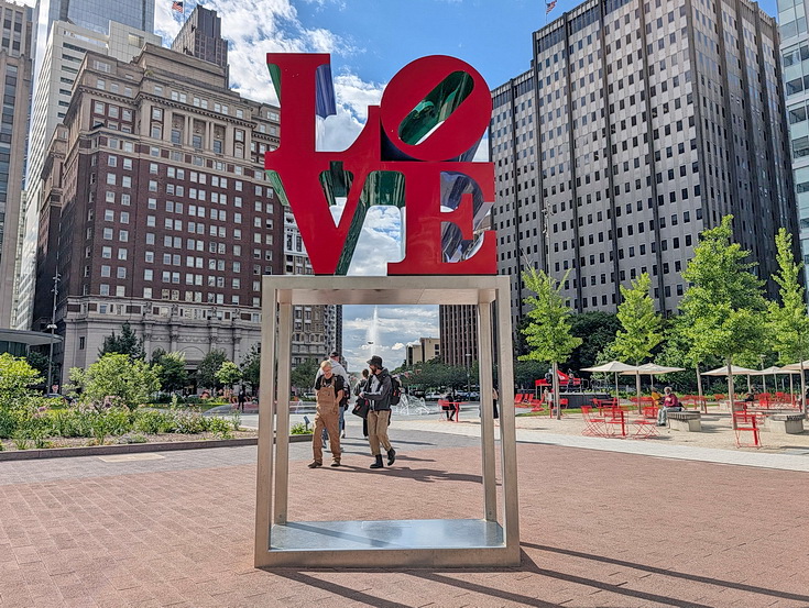 Skyscrapers, railroad stations and street scenes - a walk around Philadelphia in 32 photos