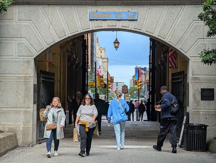 Skyscrapers, railroad stations and street scenes - a walk around Philadelphia in 32 photos