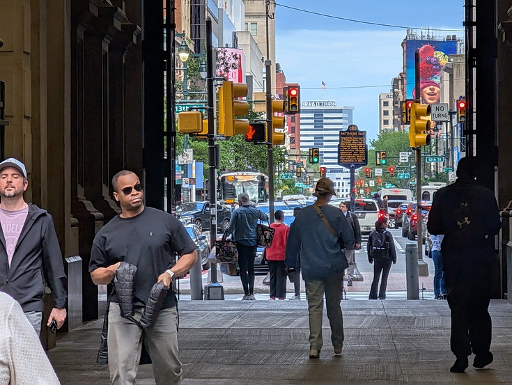 Skyscrapers, railroad stations and street scenes - a walk around Philadelphia in 32 photos