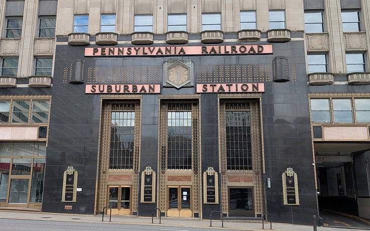 Skyscrapers, railroad stations and street scenes - a walk around Philadelphia in 32 photos