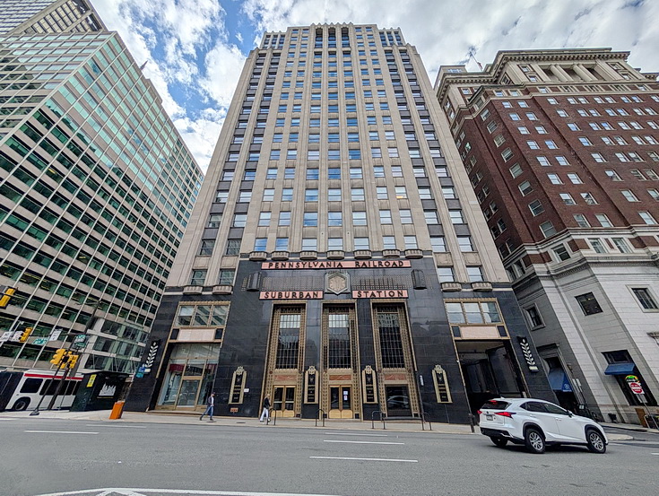 Skyscrapers, railroad stations and street scenes - a walk around Philadelphia in 32 photos