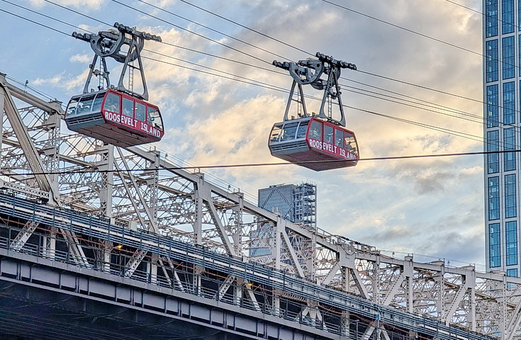Roosevelt Island by day and night - 25 photos