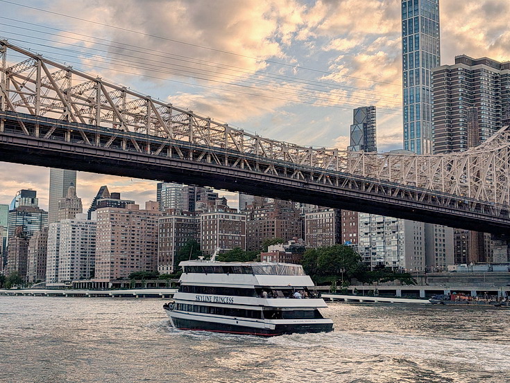 Roosevelt Island by day and night - 25 photos
