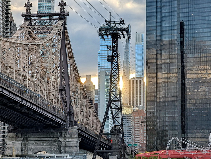 Roosevelt Island by day and night - 25 photos