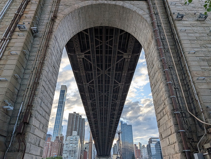 Roosevelt Island by day and night - 25 photos