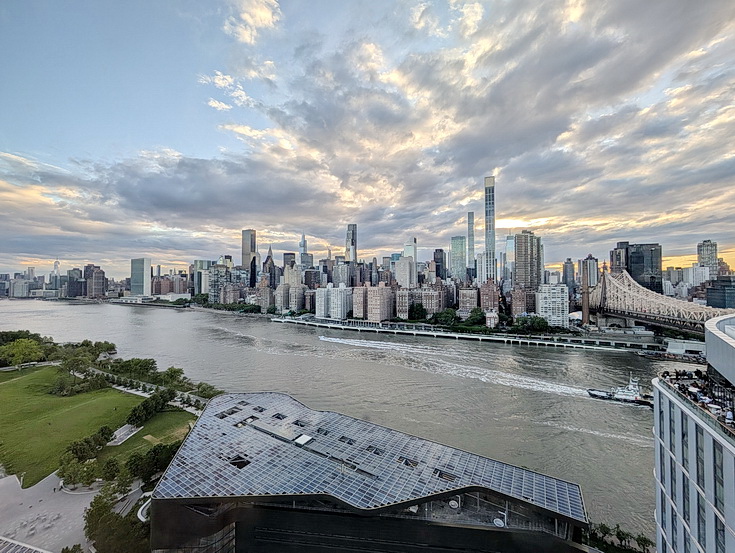 Roosevelt Island by day and night - 25 photos