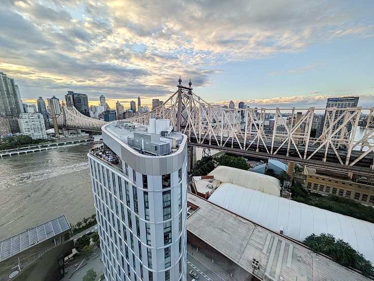Roosevelt Island by day and night - 25 photos