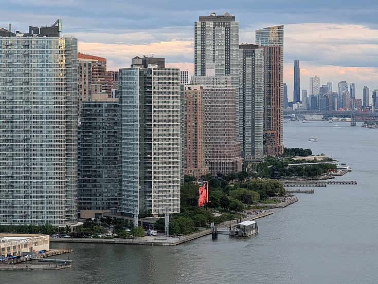 Roosevelt Island by day and night - 25 photos