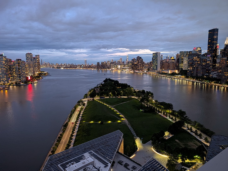 Roosevelt Island by day and night - 25 photos
