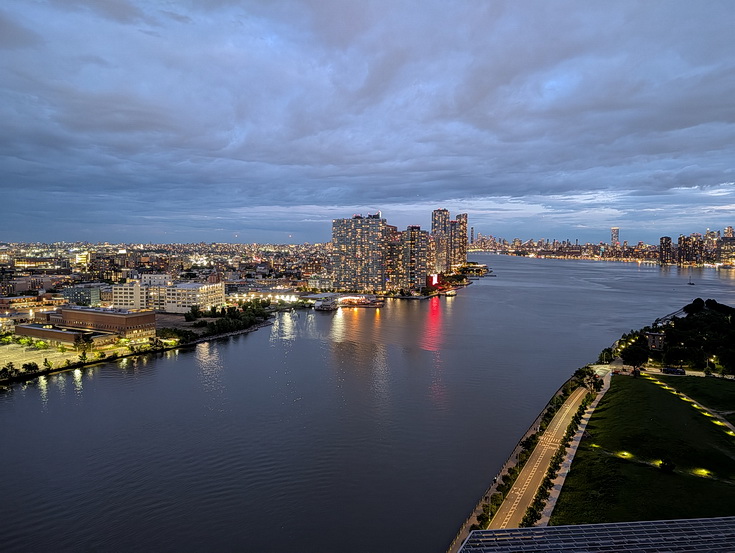 Roosevelt Island by day and night - 25 photos