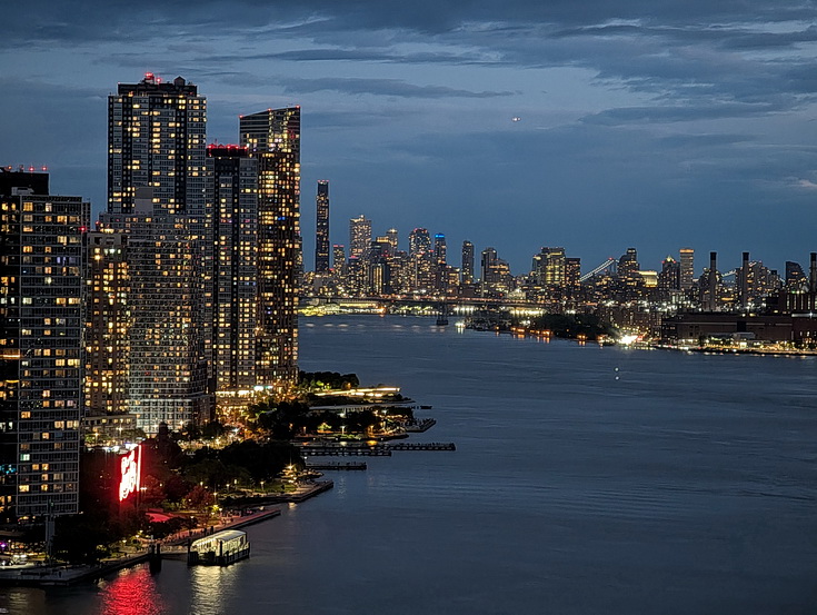 Roosevelt Island by day and night - 25 photos