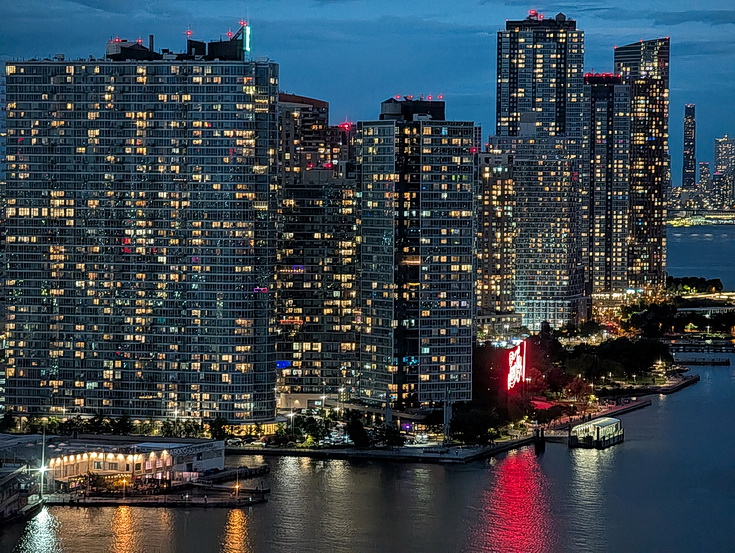 Roosevelt Island by day and night - 25 photos
