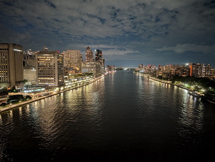 Roosevelt Island by day and night - 25 photos