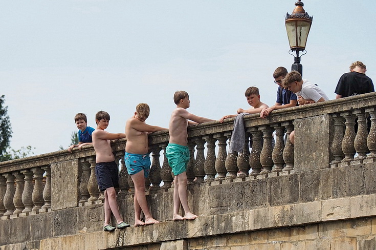 Wallingford in photos: bridge jumpers, old buildings, architecture and a sparsely attended gig