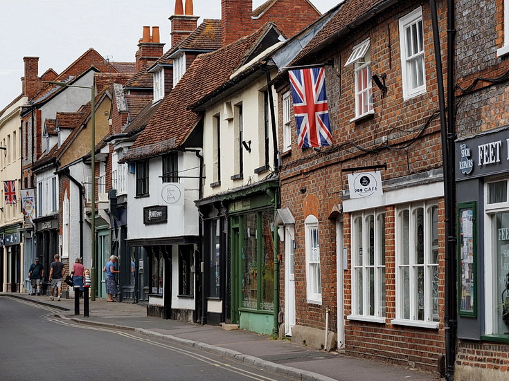 Wallingford in photos: bridge jumpers, old buildings, architecture and a sparsely attended gig