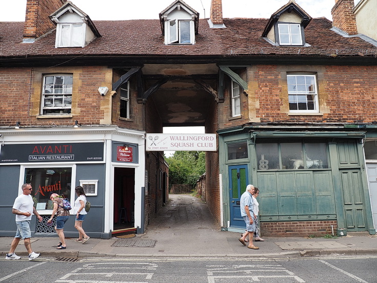 Wallingford in photos: bridge jumpers, old buildings, architecture and a sparsely attended gig