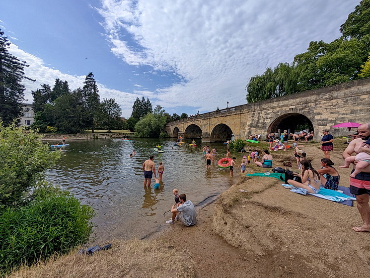 Wallingford in photos: bridge jumpers, old buildings, architecture and a sparsely attended gig