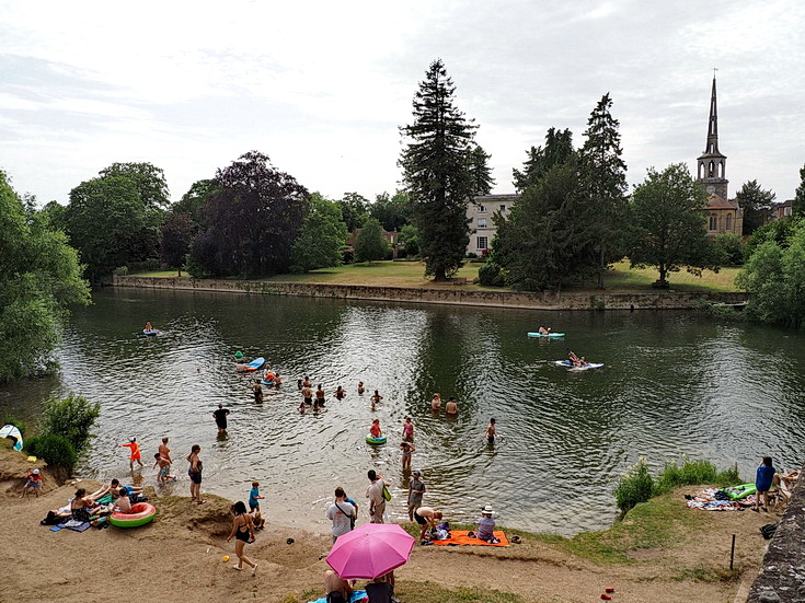 Wallingford in photos: bridge jumpers, old buildings, architecture and a sparsely attended gig