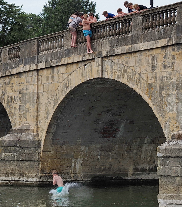 Wallingford in photos: bridge jumpers, old buildings, architecture and a sparsely attended gig