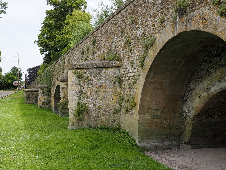Wallingford in photos: bridge jumpers, old buildings, architecture and a sparsely attended gig