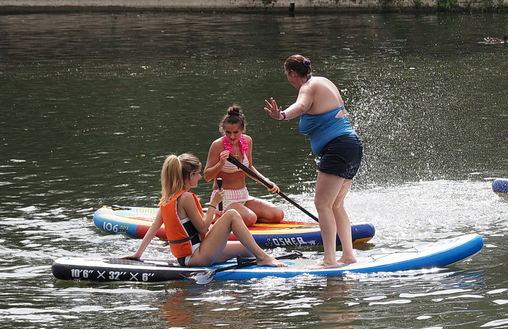 Wallingford in photos: bridge jumpers, old buildings, architecture and a sparsely attended gig